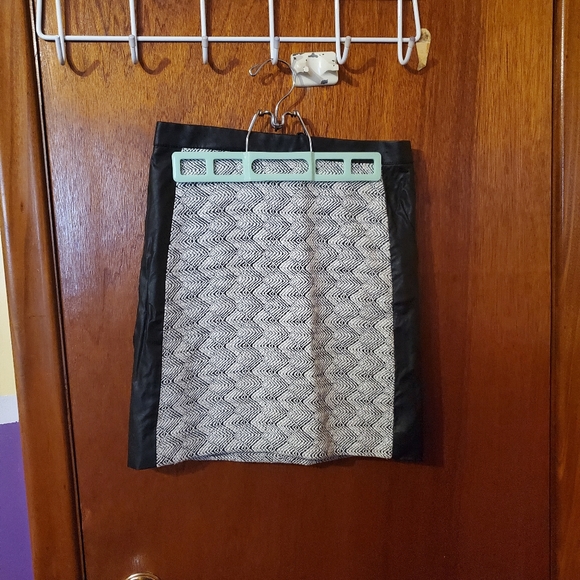 H&M mini textured skirt - Picture 2 of 2